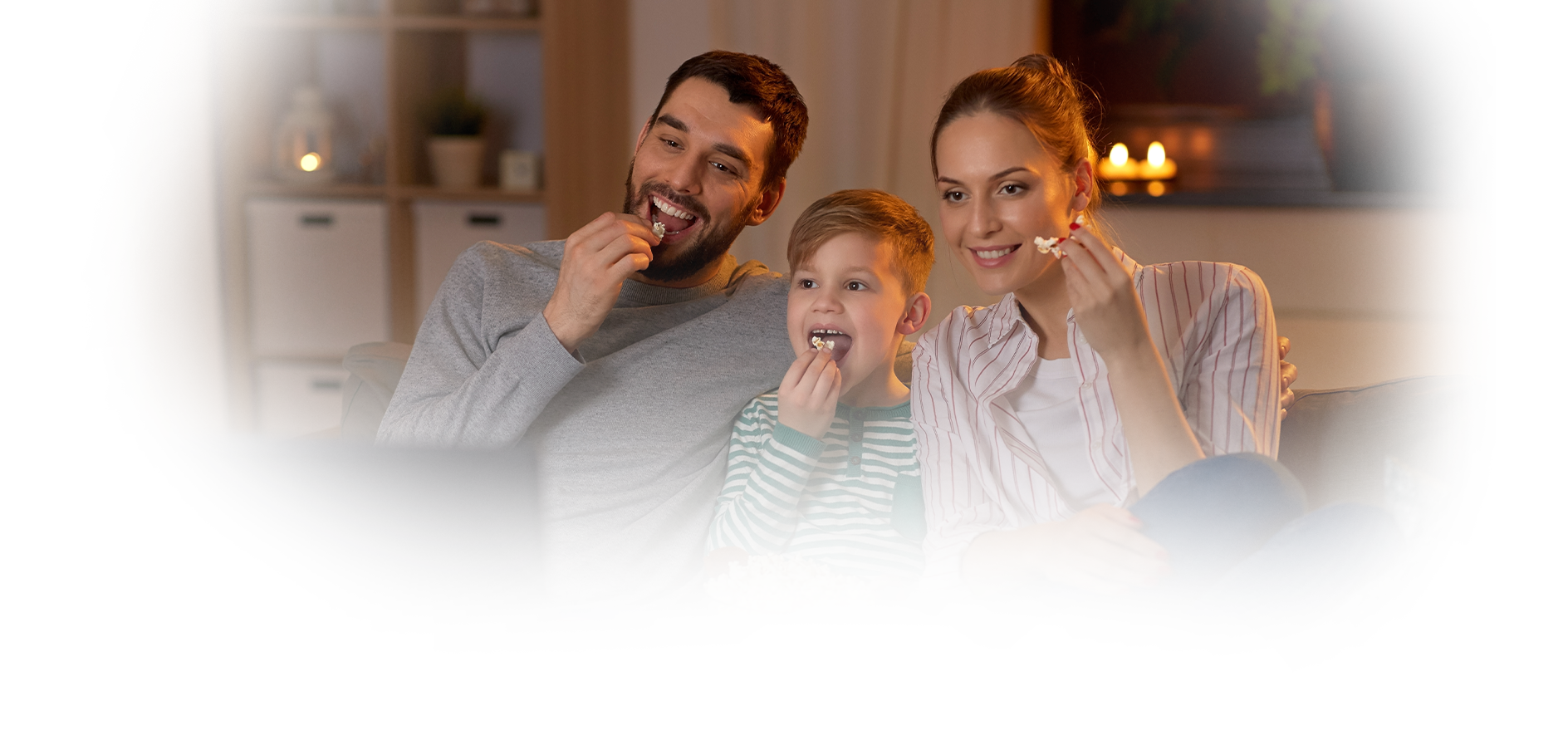 Família assistindo TV